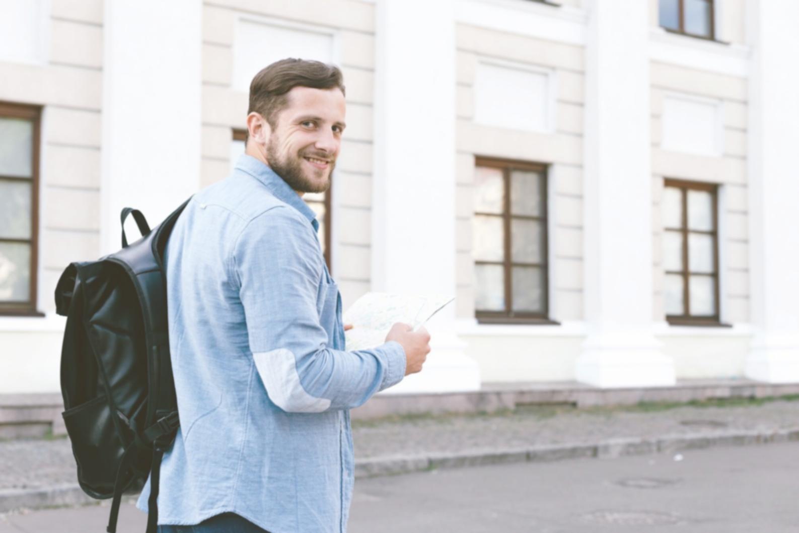 Equipo trabajando en estrategias financieras prácticas